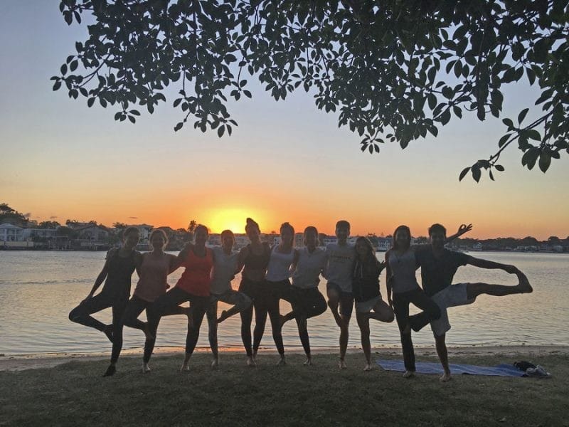 Yoga en la playa de Gold Coast con atardecer